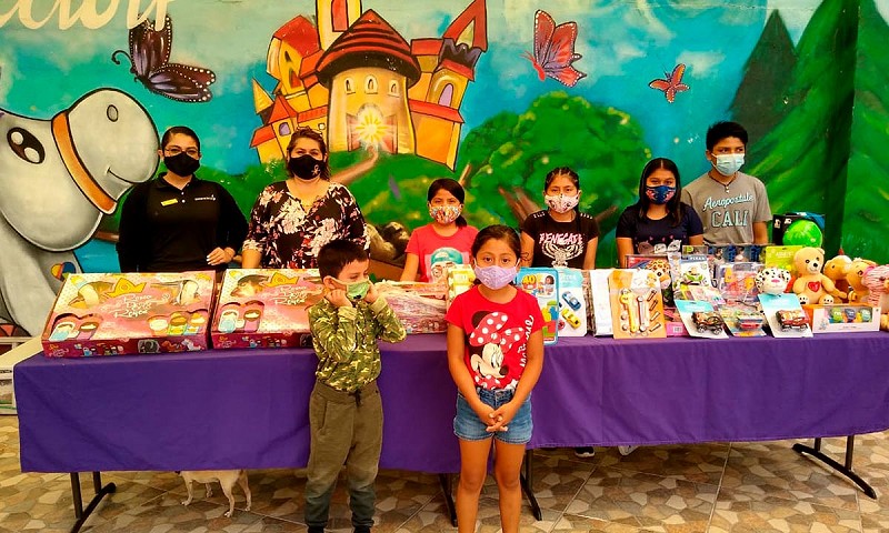 Eaglewings Together with Staff at Villa del Palmar Give Toys to Children with Cancer