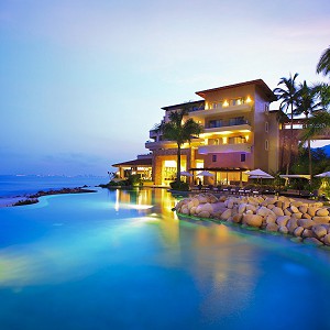 garza-blanca-resort-infinity-pool-night