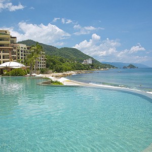 garza-blanca-resort-infinity-pool